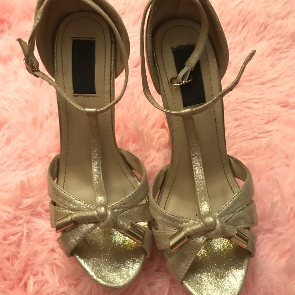 GOLD HEEL SHOE